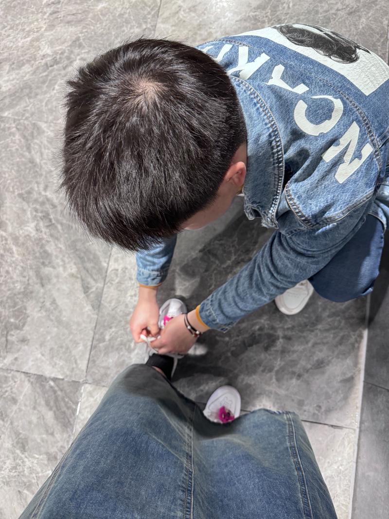 蹲下来系鞋带，是生活给你的专属停顿
