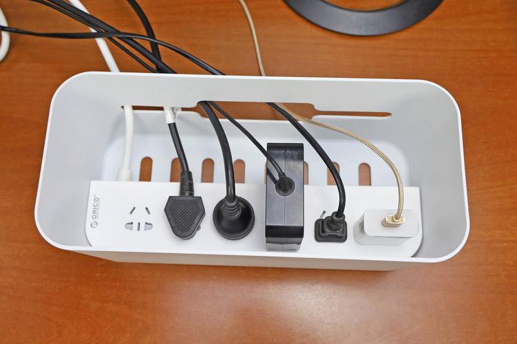 家用桌面线材集中收纳整理后成品图