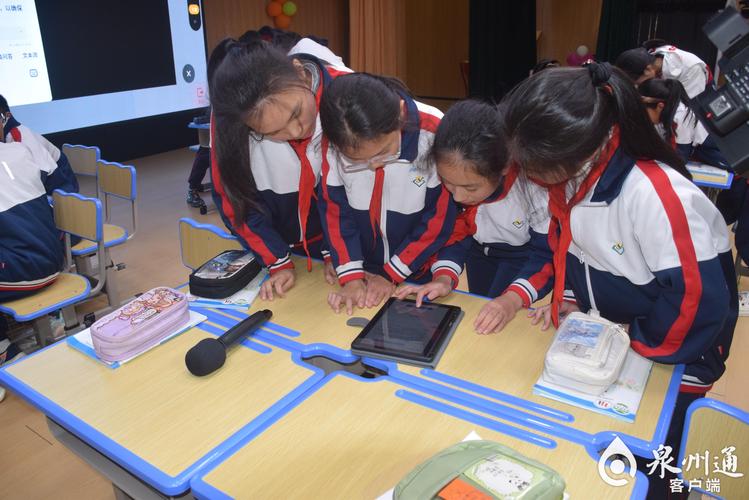 小学三年级人工智能课堂上学生操作平板的实拍