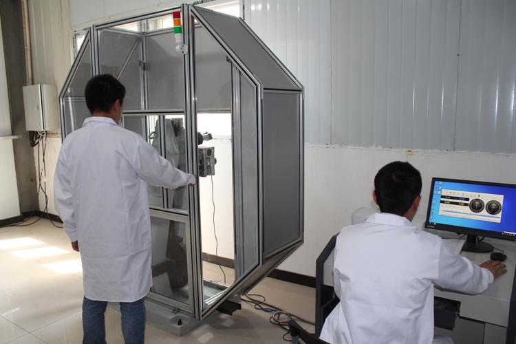工程师在厂家现场测试冲击试验机试样