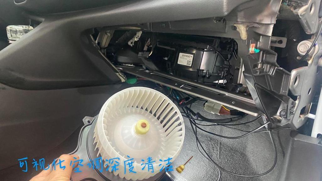 汽修师傅用内窥镜检查汽车空调风道内部杂物