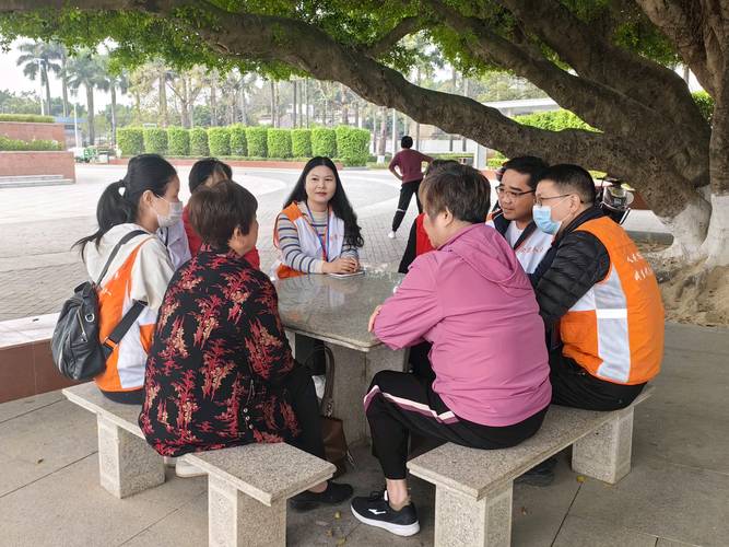珠三角制造工业园榕树下祖辈茶话会场景