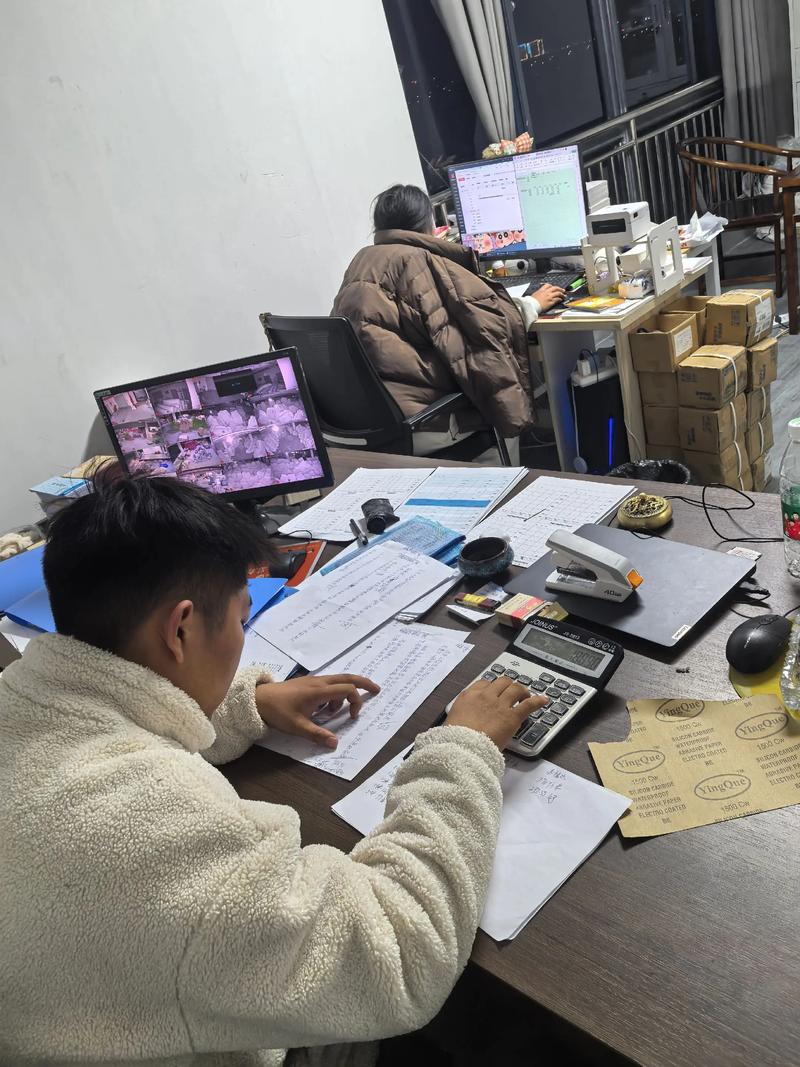 运营人员深夜加班看数据