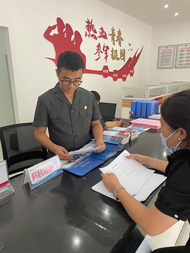 法院门口军人离婚咨询当事人场景