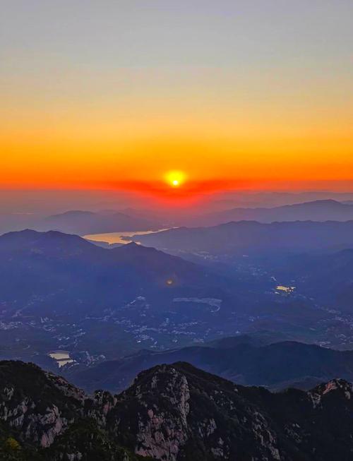 中国山东泰山红门石板路晨景