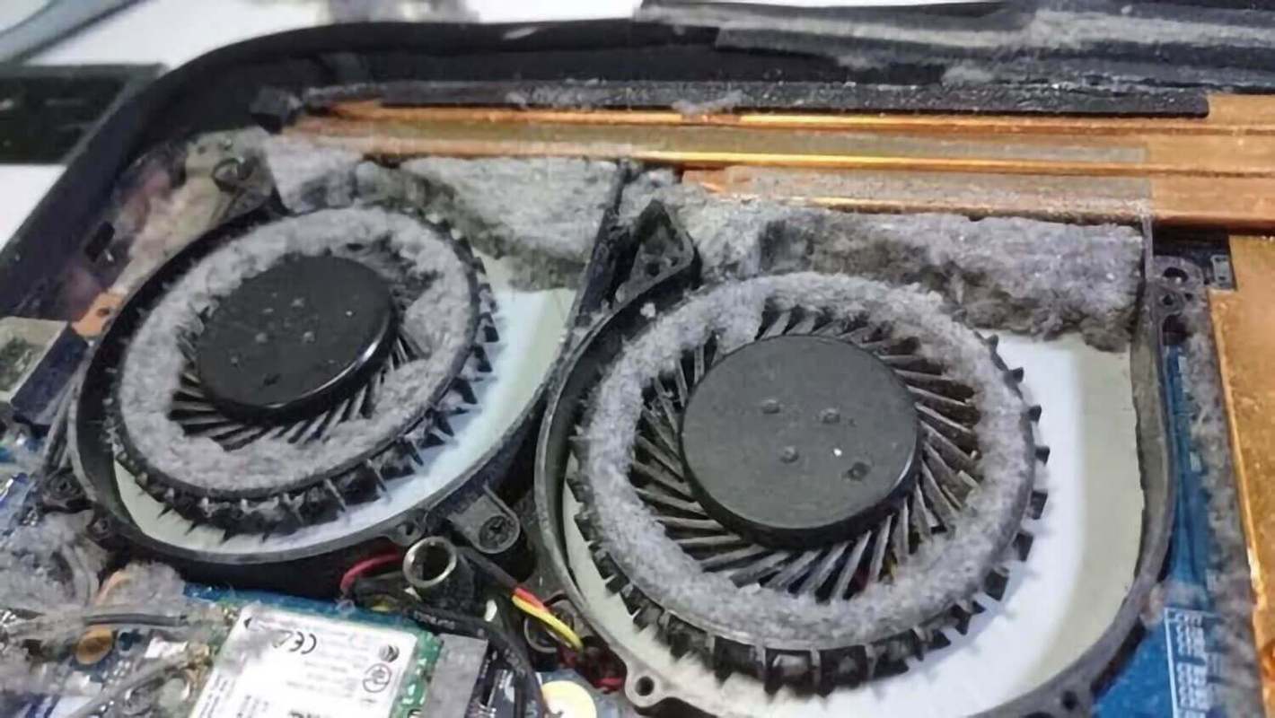 电脑内部灰尘积满散热风扇特写