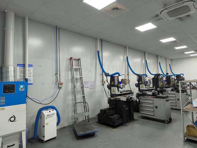 工厂车间用工业吸尘器清理金属碎屑场景