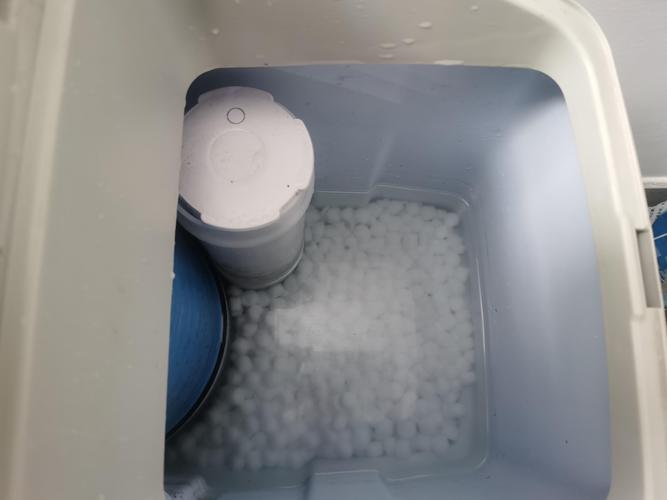 家用软水机加盐维护实景图