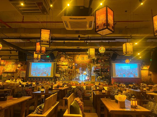 深夜火锅店暖色灯光