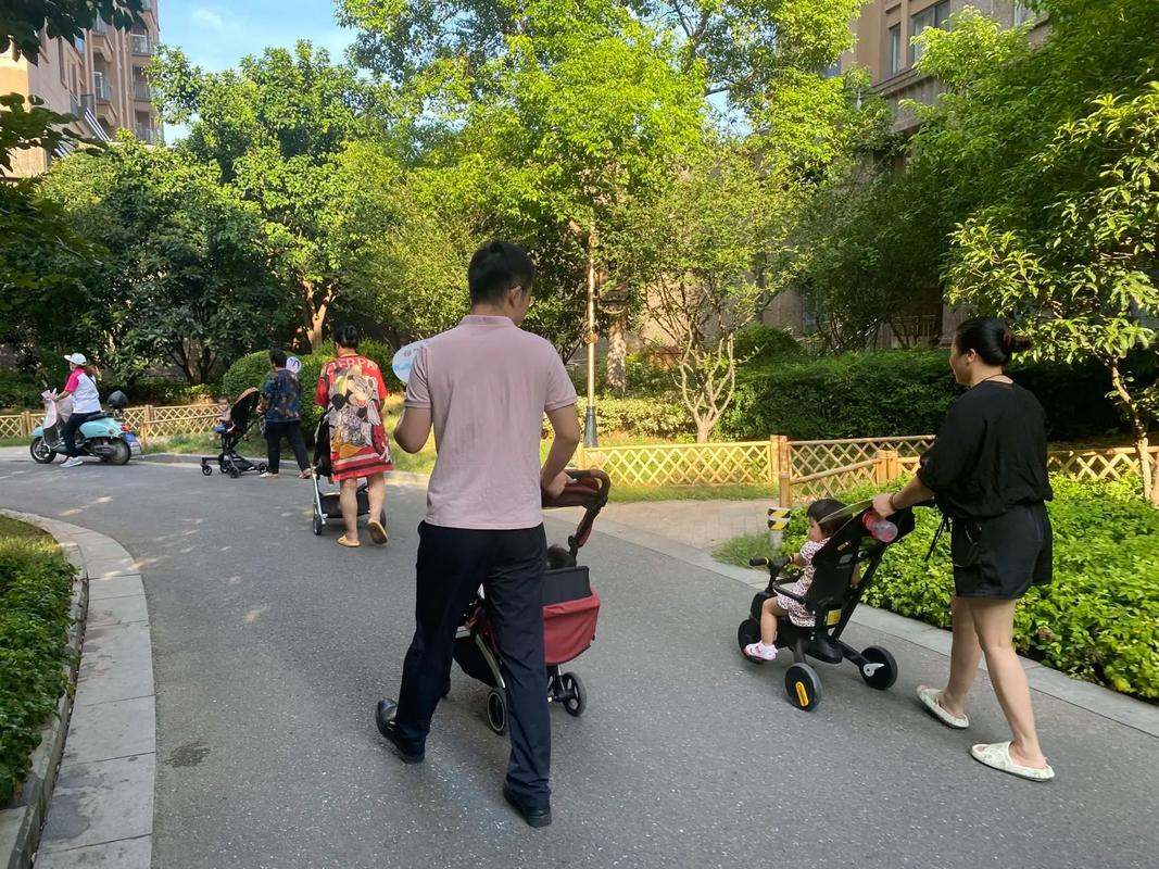 小区傍晚新手爸妈遛娃聊天场景