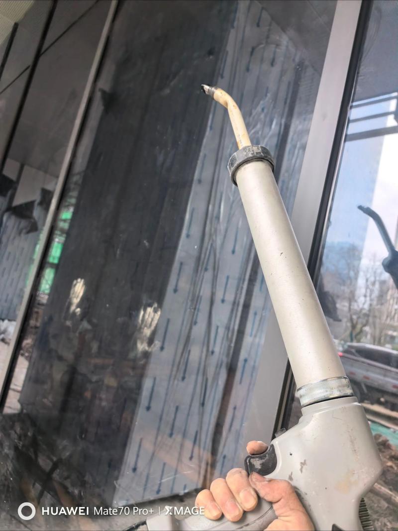 装修师傅用胶枪打密封胶的施工特写
