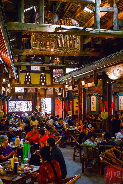 成都街头茶馆盖碗茶配火锅场景