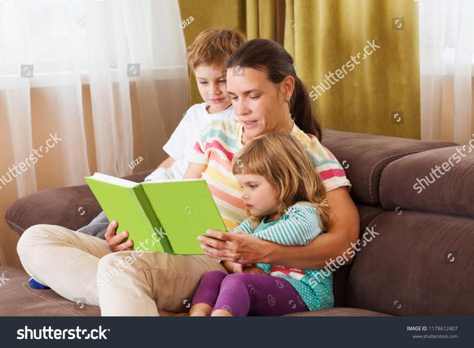 母子沙发上读英文绘本 互动游戏