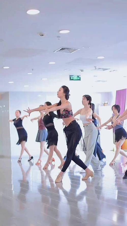 成人舞蹈教学课堂动作拆解示范
