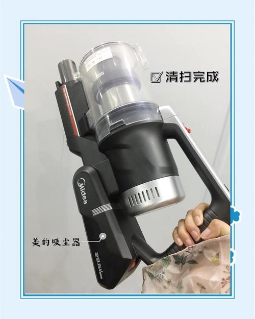 背包内衬吸尘器清理过程图