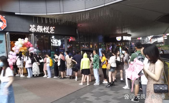 商圈步行街现制茶饮门店沿街排列场景