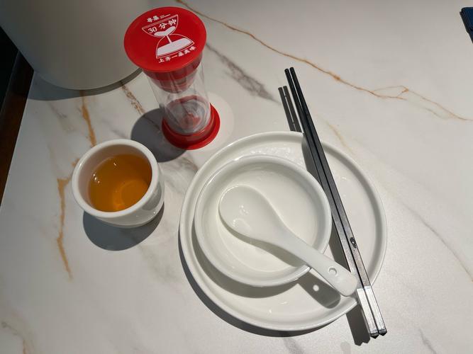 厨房窗台上掉漆的米白色搪瓷杯装筷子的实拍