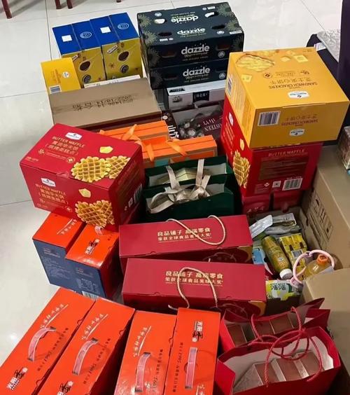 长辈家抽屉堆着未拆封的节日礼物