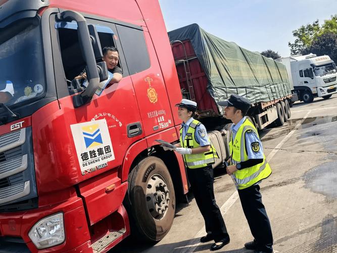 高速路自动驾驶车辆交警检查现场
