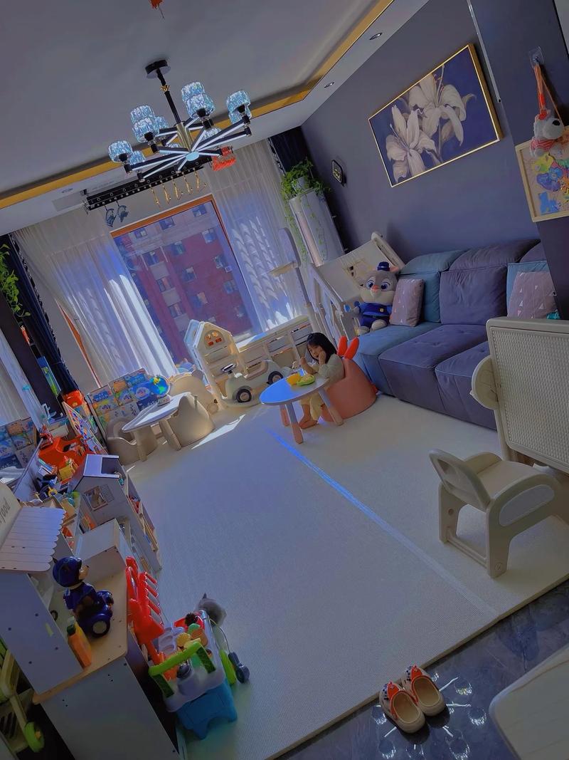家长熬夜客厅做幼儿园亲子手工场景