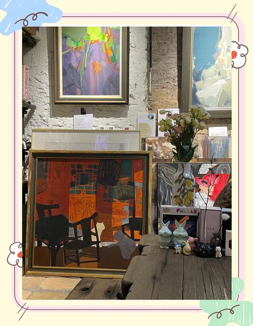 画家工作室油画原稿存放场景
