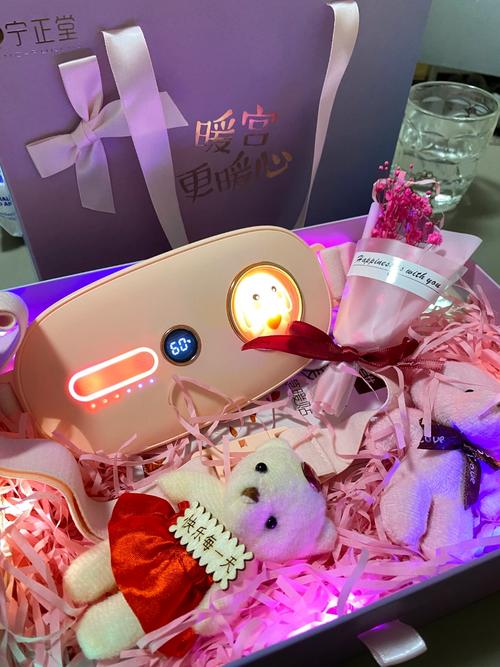 家庭餐桌上妈妈给青春期女儿准备生理期用品