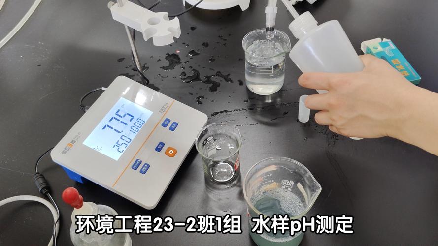 工业防冻液取样检测浊度与pH值现场操作图