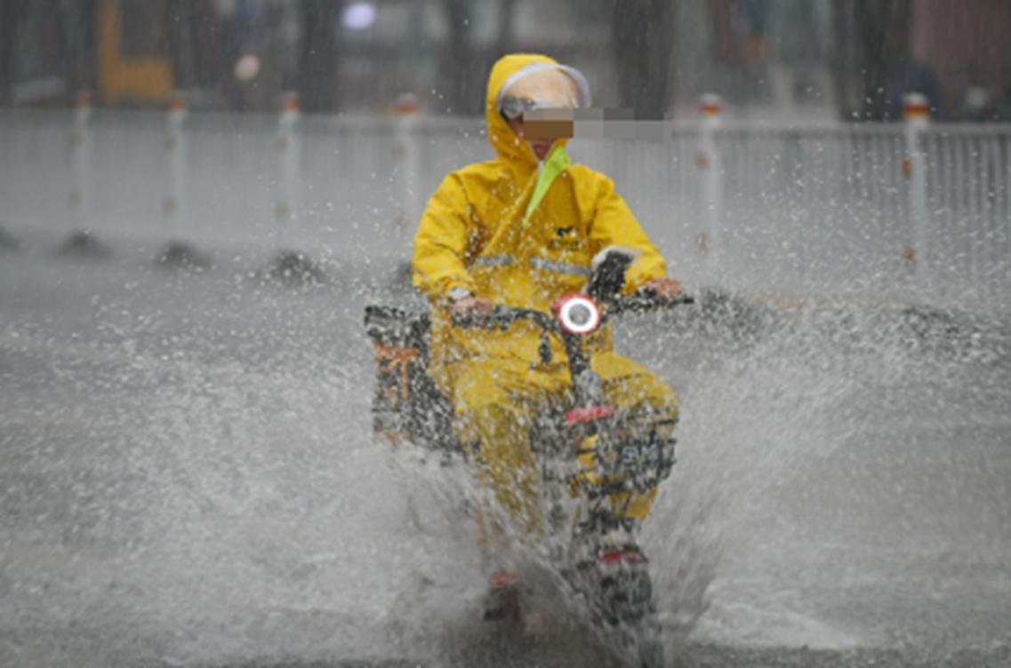 外卖骑手在暴雨中送餐