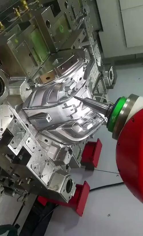 模具五轴加工中心加工汽车灯罩型腔