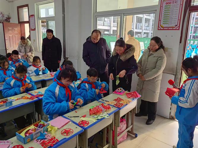 小学课后服务兴趣社团活动场景