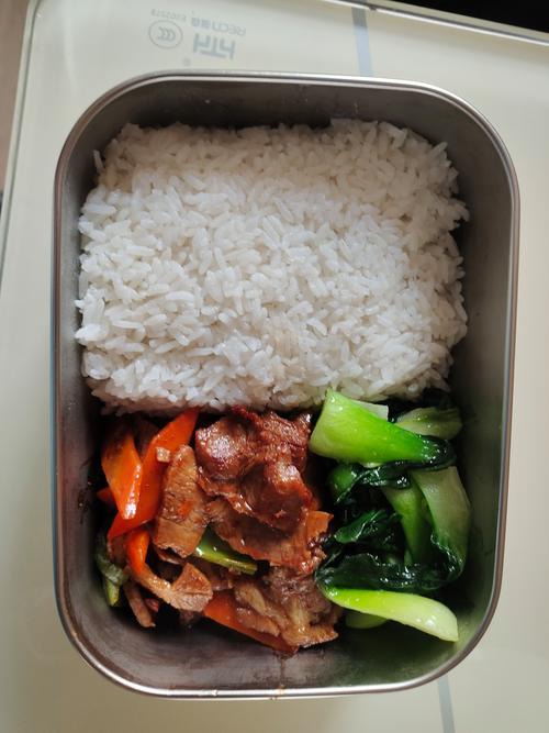 上班族用剩菜微波炉做的简单午餐饭盒