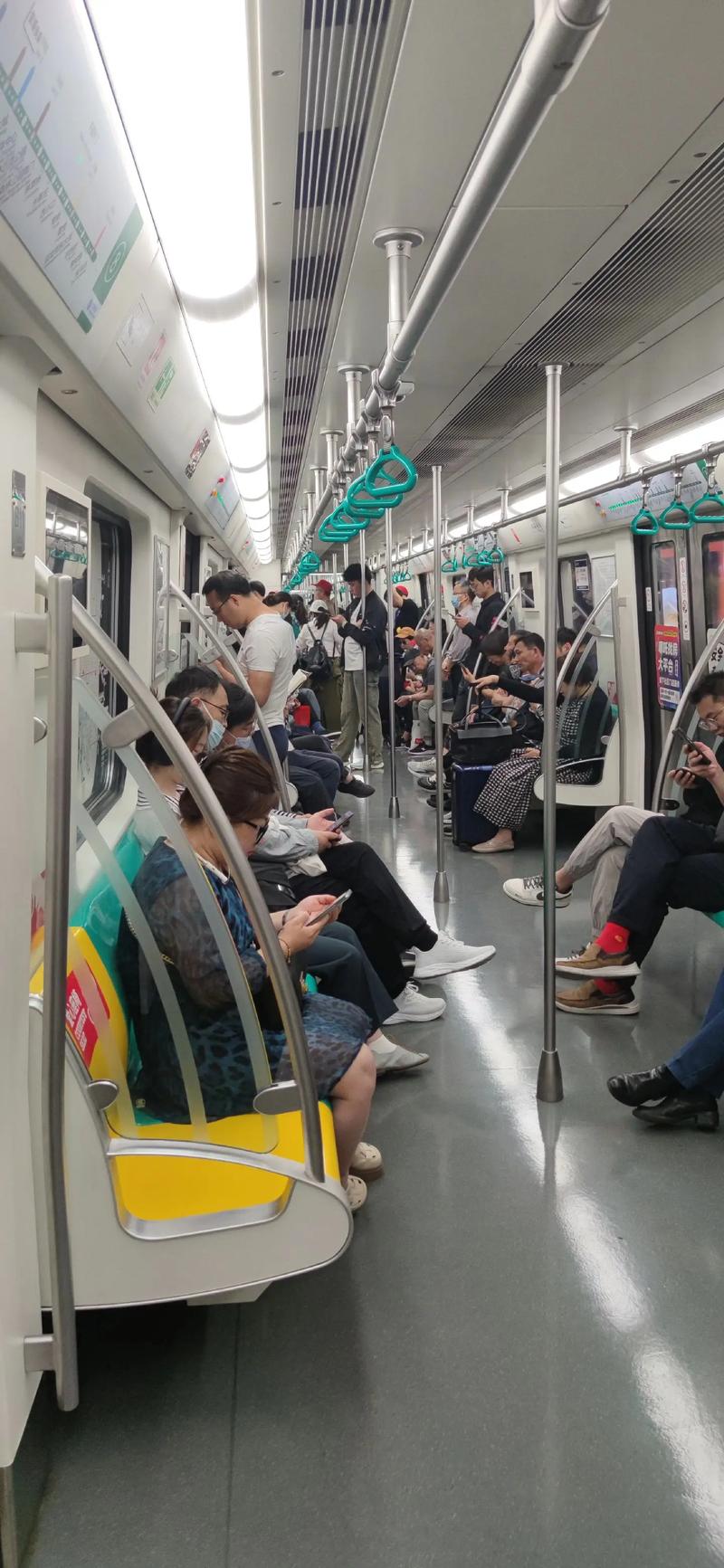 地铁上低头刷手机看到热梗会心一笑的年轻人