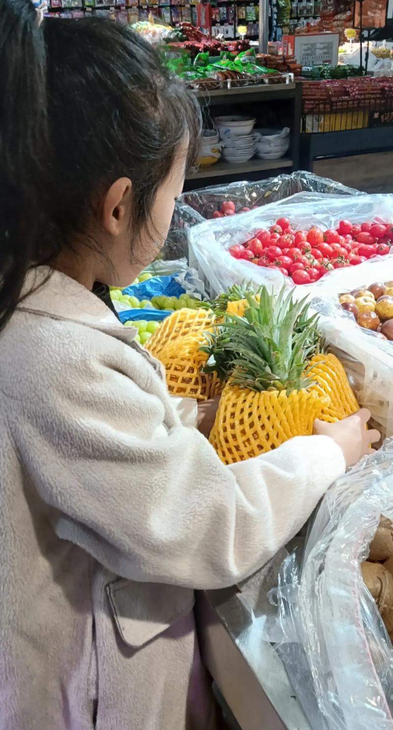 九岁孩子自信地独自购物挑选水果