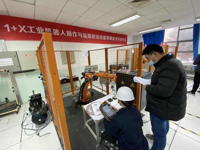 1+X证书考场学生实操考核场景
