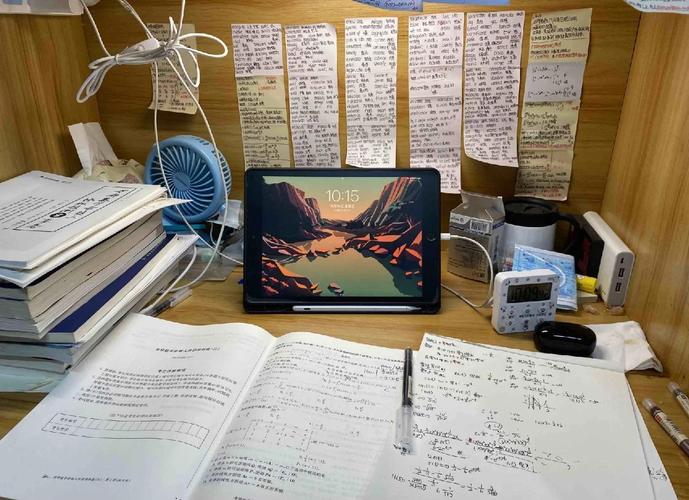 自习室学生对着草稿纸算备考可用时间的真实场景
