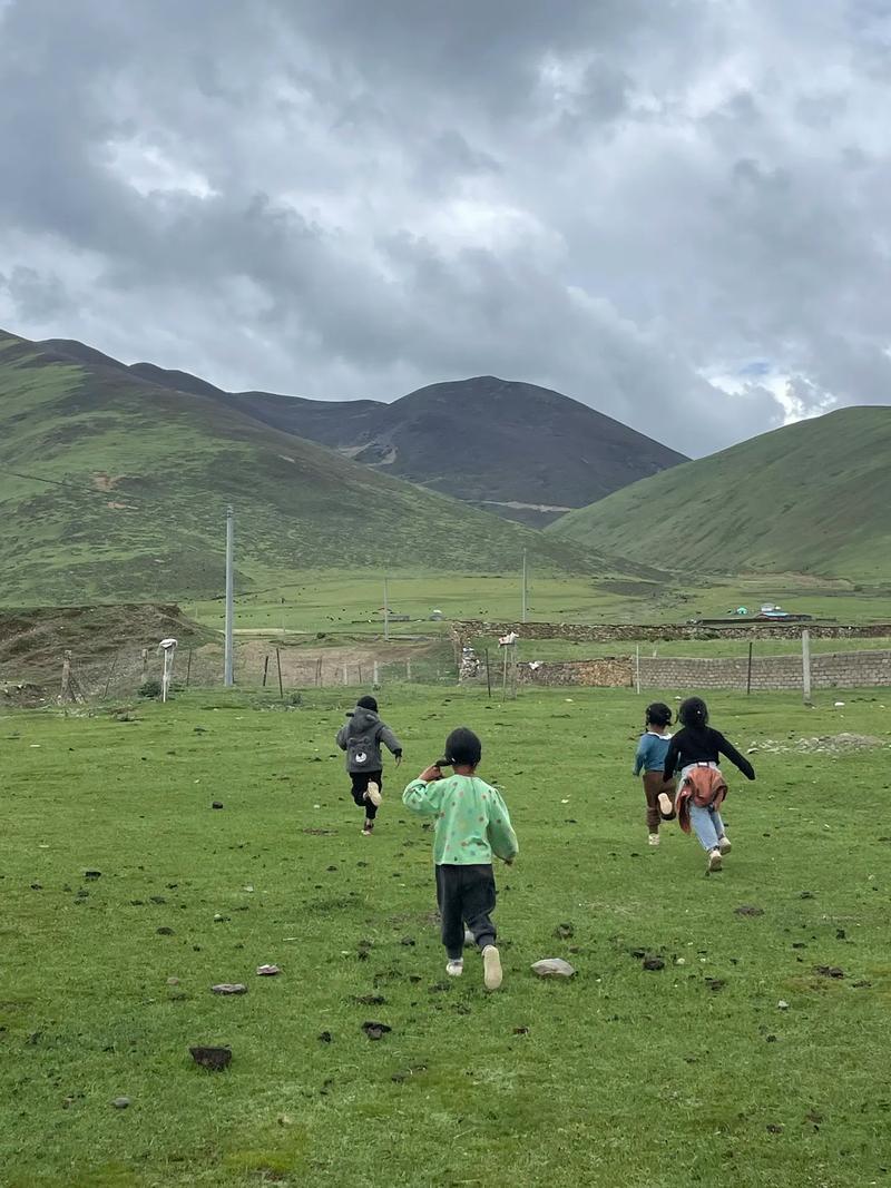 藏族小孩在草原上奔跑玩耍