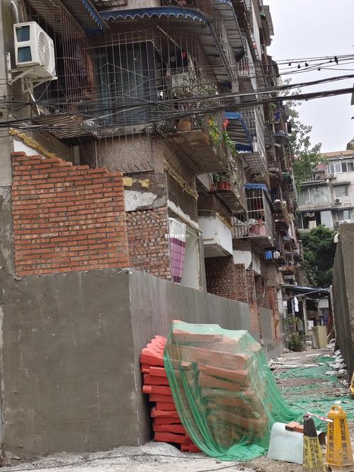 老旧小区一楼院落私自扩建违章建筑实拍