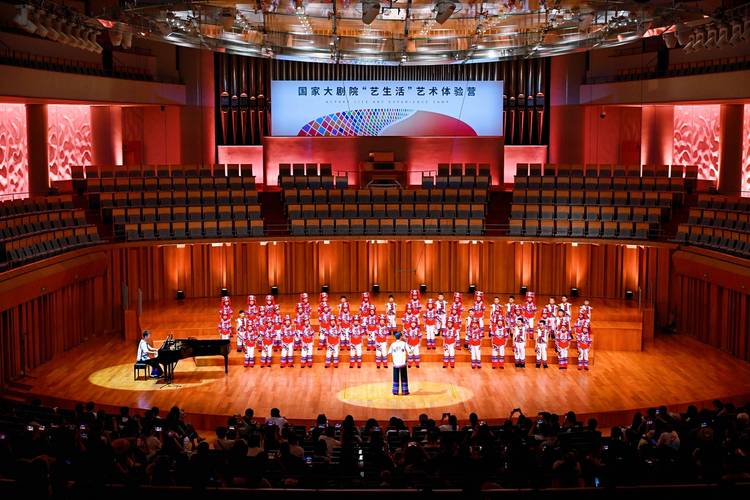 童声合唱团舞台演出灯光璀璨的场景图