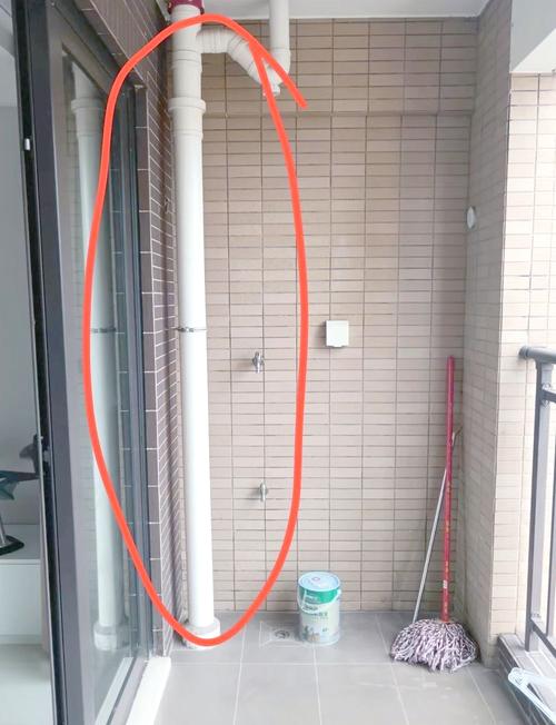 阳台洗衣区下水管道改造暗管安装现场