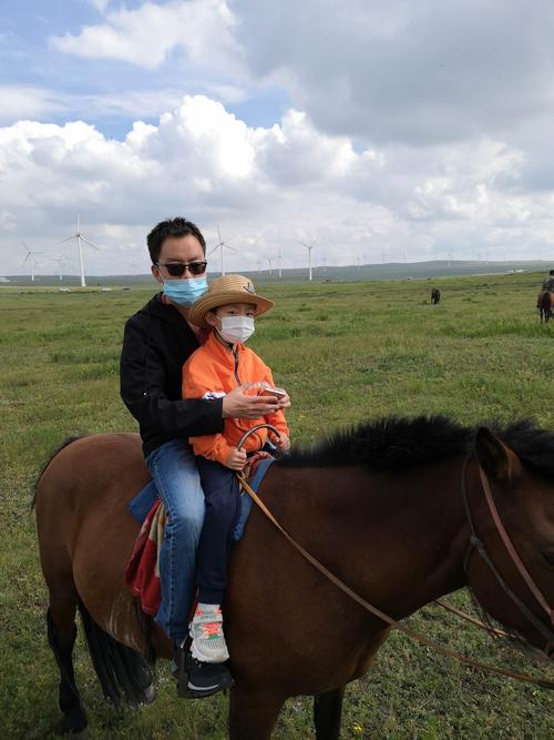 爸爸和孩子在公园草地玩骑大马的欢乐特写