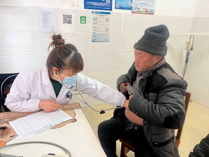 乡镇卫生院医生为老人听诊