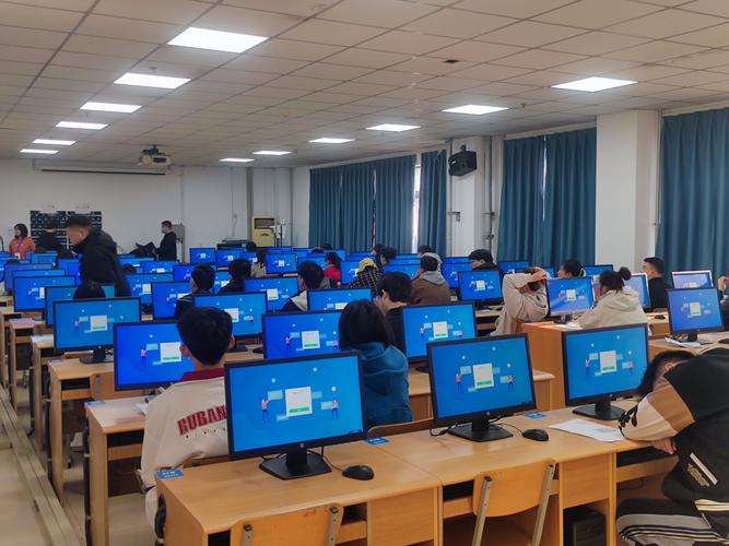 学生用笔记本电脑练习ACT模考场景