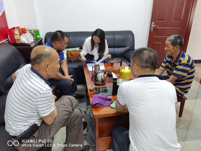 拆迁律师在征地现场和居民交谈