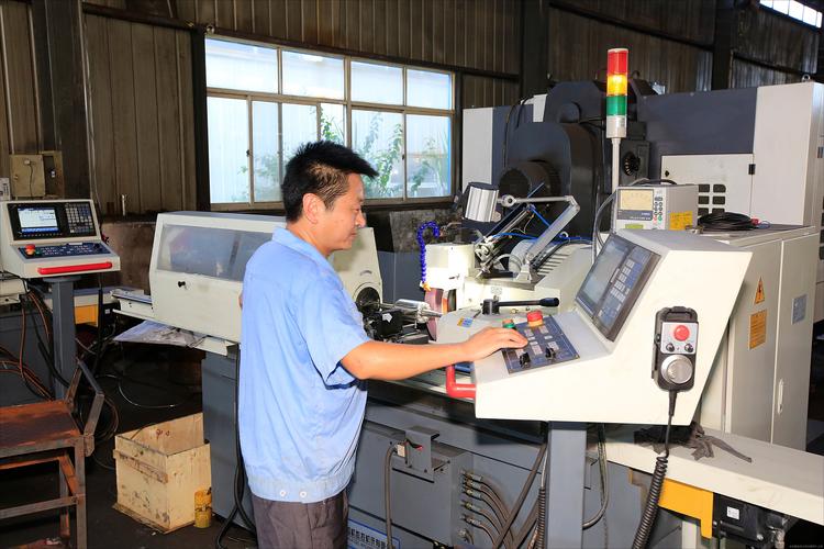 机械车间工人操作刀具预调仪实拍
