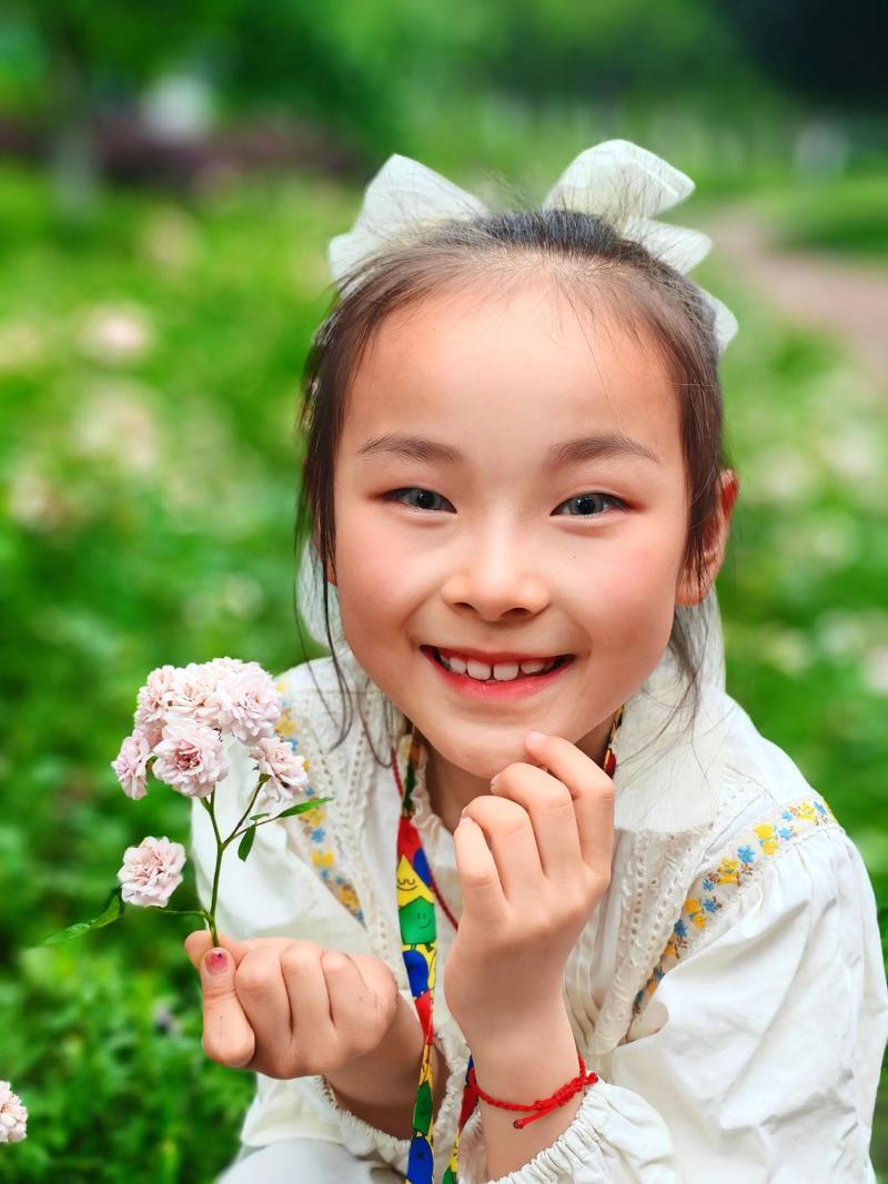 家庭摄影手机抓拍孩子大笑瞬间