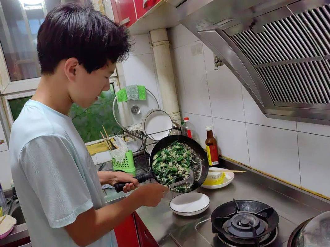 中学生劳动周烹饪课堂学生动手做菜实拍