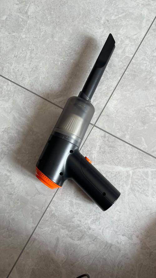 用带HEPA滤网的手持吸尘器吸窗台积花粉的居家场景