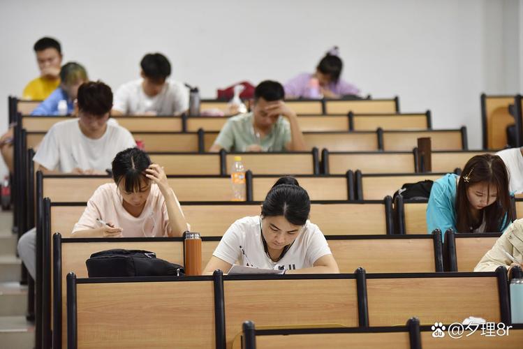 在职人员夜间学习同等学力申硕课程场景