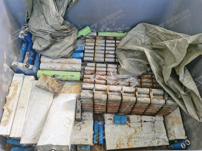 废旧动力电池拆解后废铝箔粘料现场图