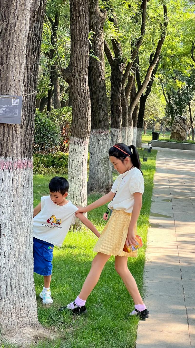 工业职工家庭大姐姐带弟弟公园玩耍照